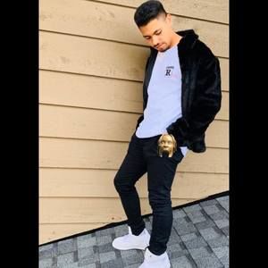 Meet your Posher, Carlos